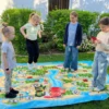 Edukacyjna gra wielkoformatowa Mystery Island - dzieci bawią się na gigantycznej planszówce 2x3m